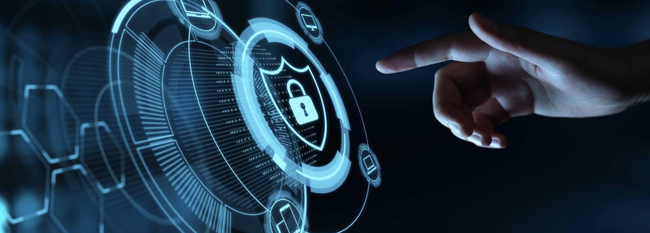 Mano che tocca un’icona di scudo con lucchetto, simbolo di sicurezza informatica